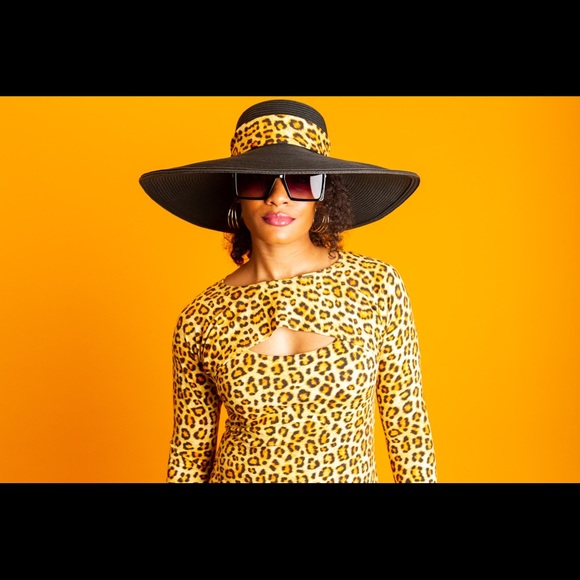 Leopard print body-con knit dress and shrug. - Picture 2 of 5